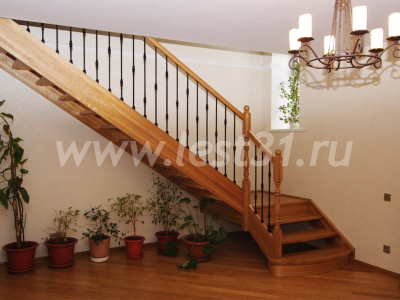 Деревянная г-образная лестница с поворотом на 90° КМ/1, цена от рублей — Латель®